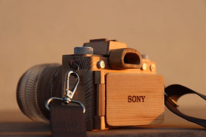 Un cámara de fotos hechas de madera